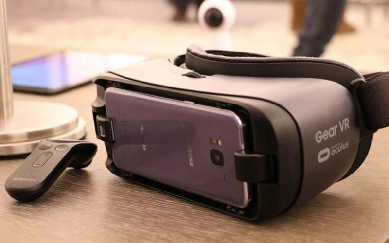 Cố định thiết bị của bạn vào giữa Gear VR